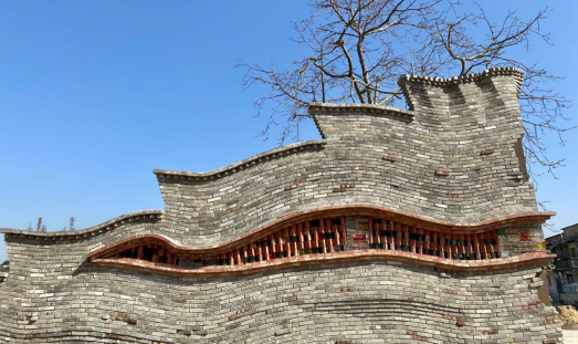 独特的“飘带”设计，既有通风的实用性，也为建筑带来了灵动的设计感。