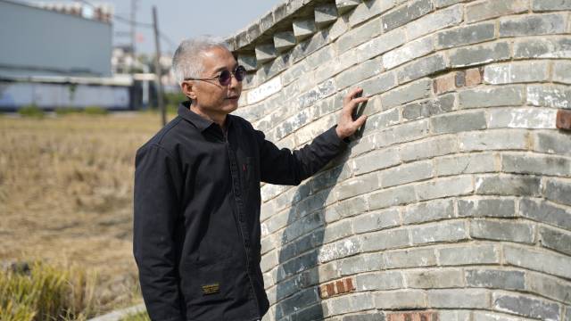 关询维对家乡的砖特别有感情，运用了大量回收青砖来砌造厕所的墙面。