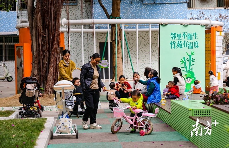 东区街道松苑街松苑横街小区新增了不少便民设施，不少居民带着孩子在户外玩耍。 南方+ 叶志文 拍摄