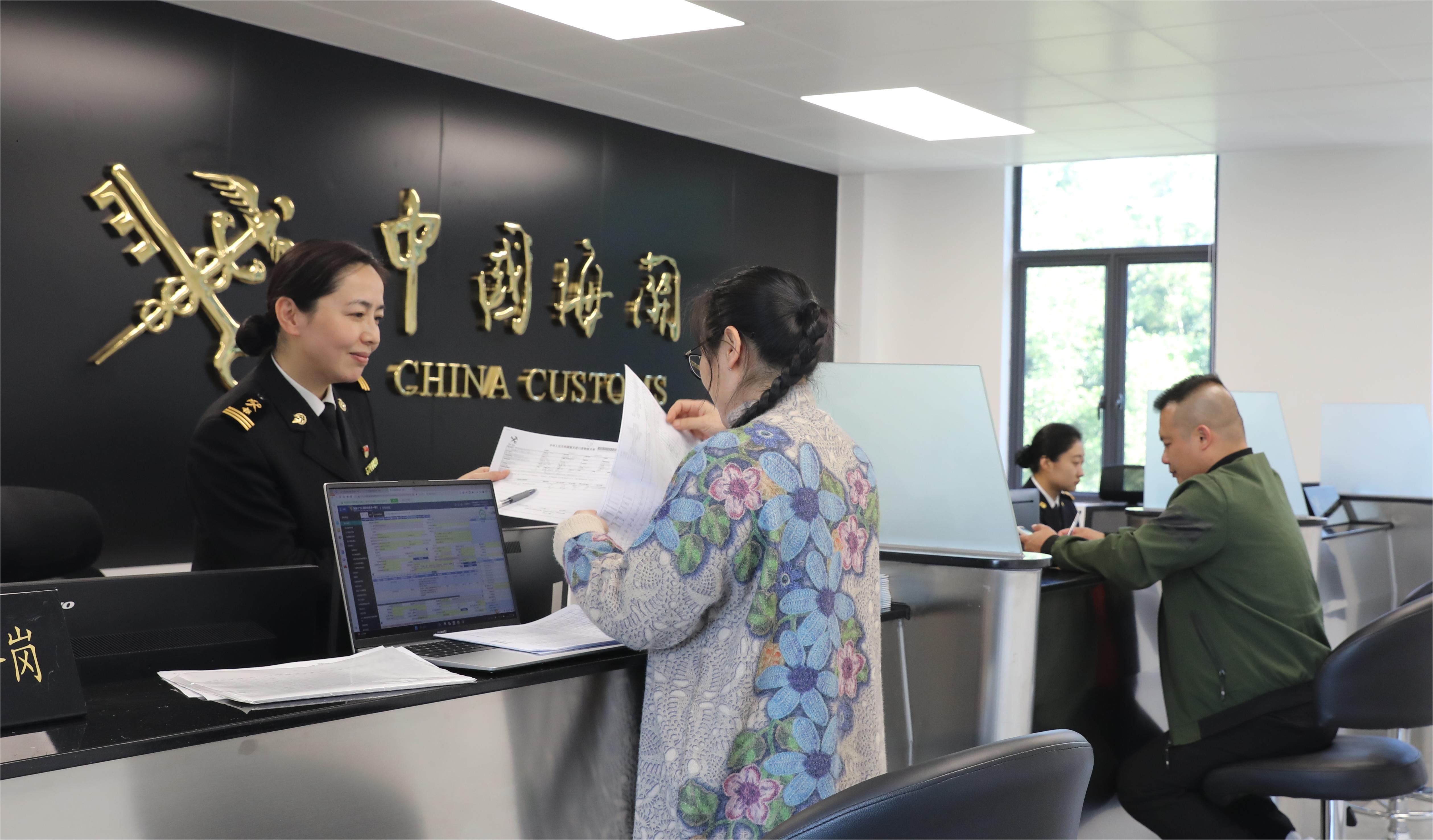 横琴海关关员正在指导企业填写申报信息。通讯员 游雨亮 摄