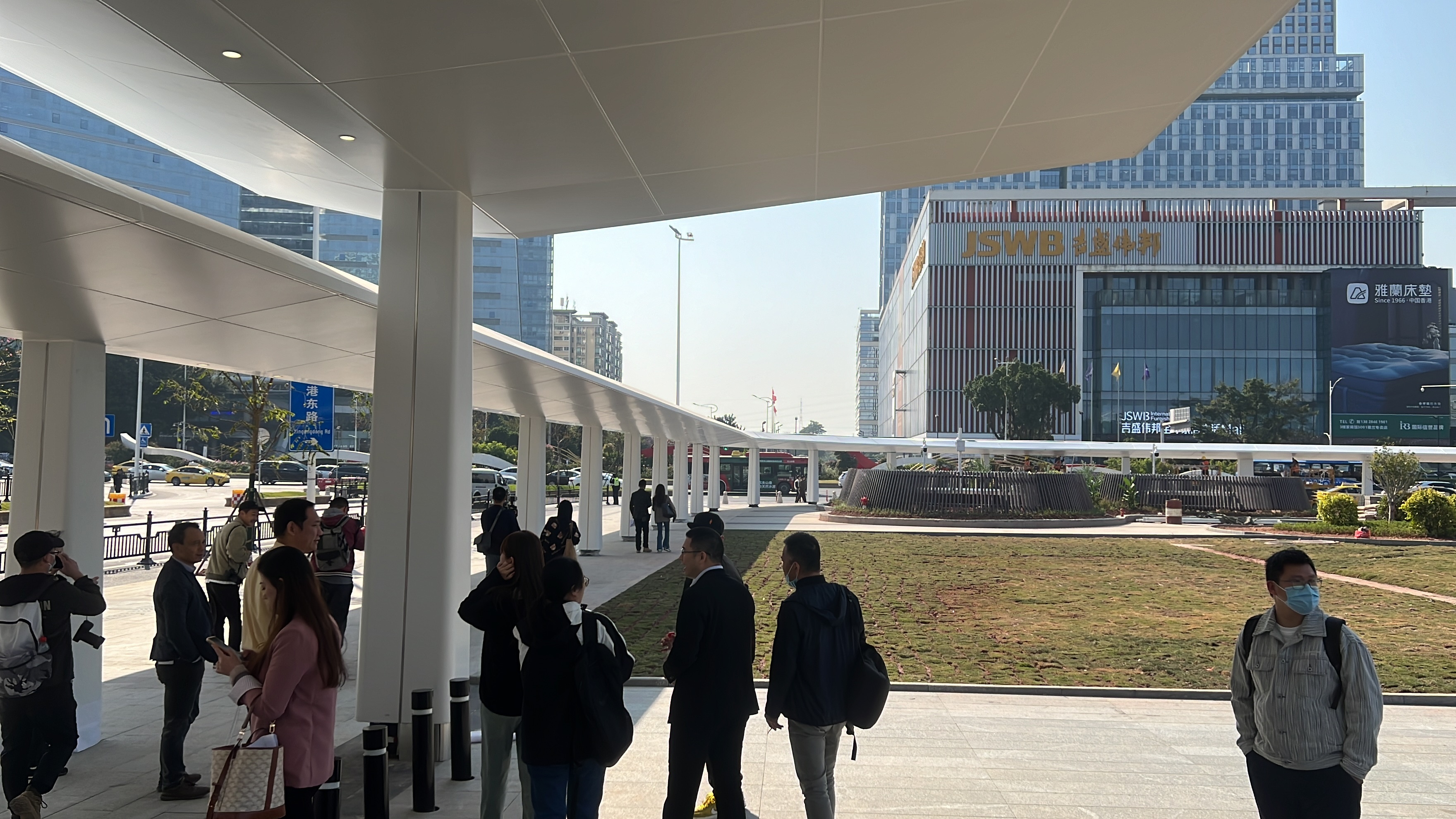 图为琶洲站连接十一号线和八号线换乘的风雨连廊。