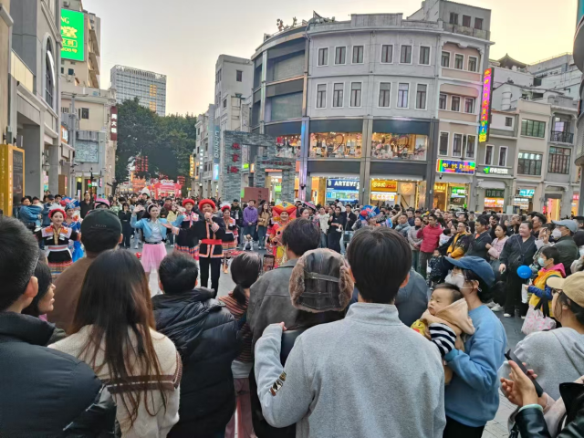 泛滥湾区市夷易近围不雅快闪饰演。