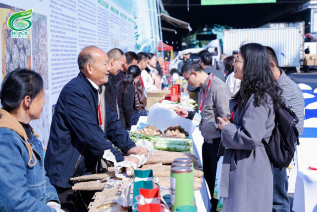 展銷區(qū)人頭攢動,、氣氛熱烈。