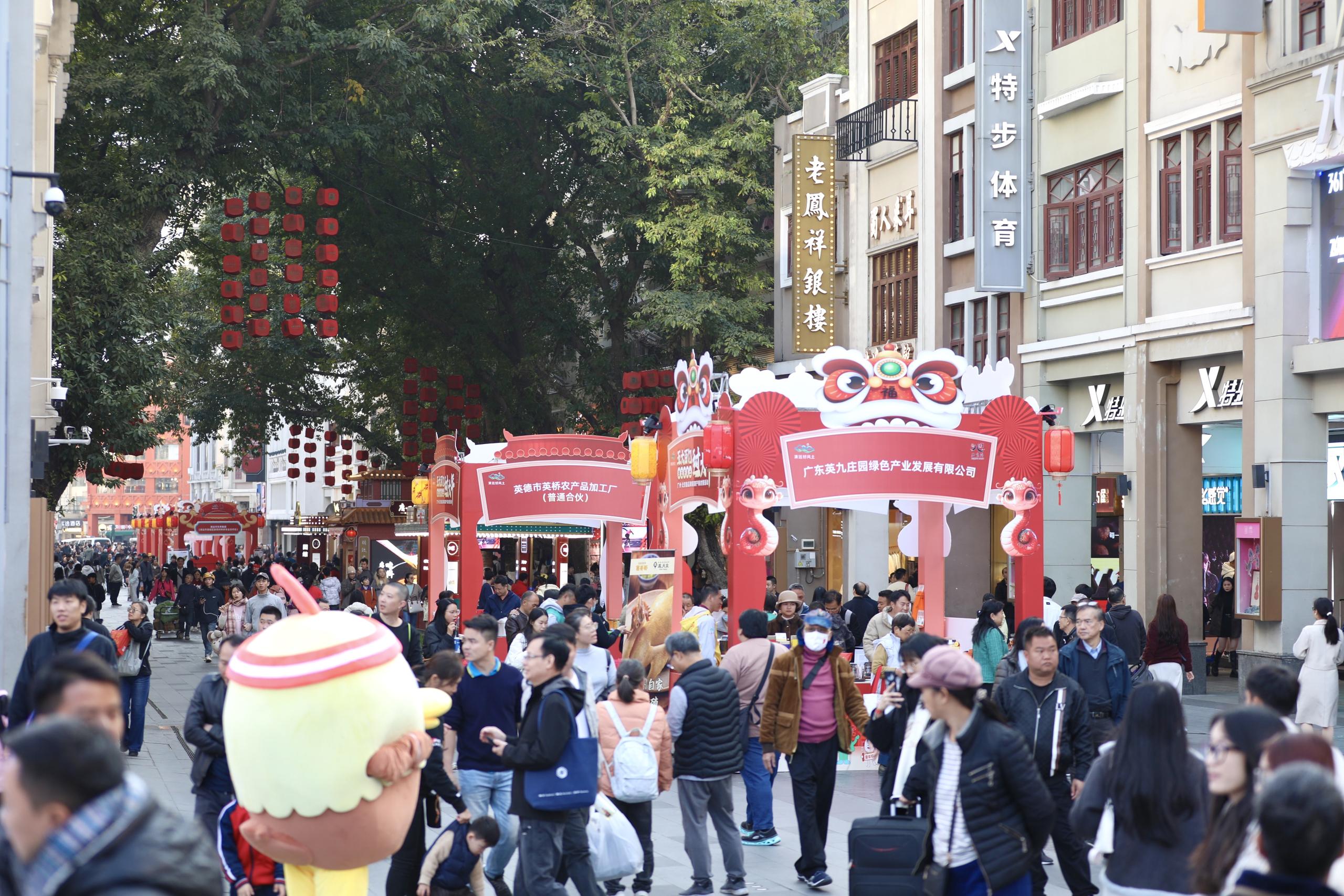 北京路变“清远街”，处处年味足。值乘