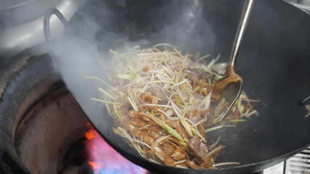 干炒牛河是任何一个餐馆都必备的简餐。