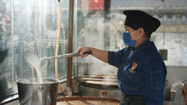 黎炳玲每天要做两百多张沙河粉。