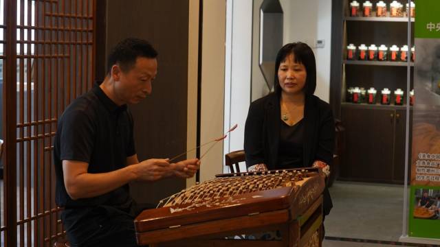 潮州文香食物厂里，琴声漂零，凉果飘香。