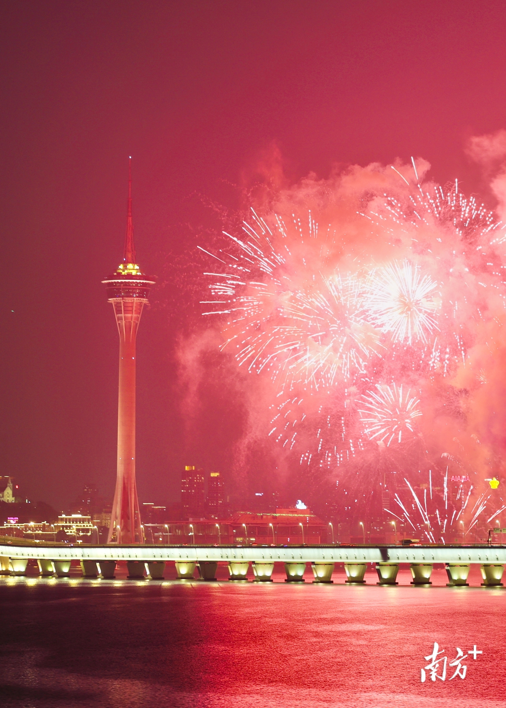 “庆祝澳门特别行政区成立25周年烟花表演”在澳门旅游塔对出海面上演。