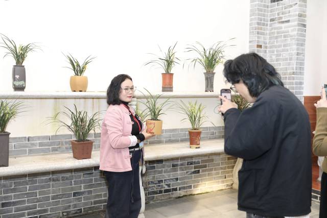 乡村主播在录制视频。