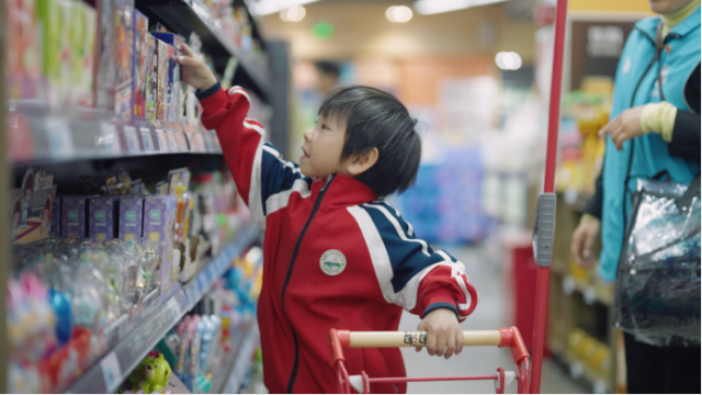 孩子们在“爱心妈妈”的陪伴下选购学习用品。