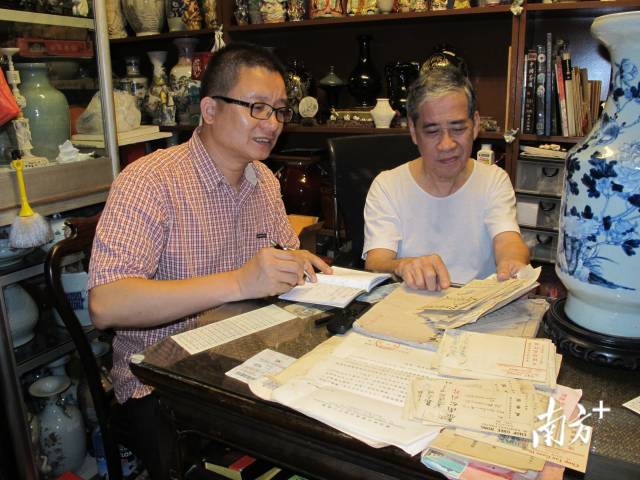 2011年，李炳炎采访新加坡泰南公司第二代经营者吴荣璋。受访者供图