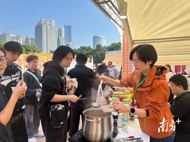 熱氣騰騰的羊肉湯,，吸引市民游客前來嘗鮮。