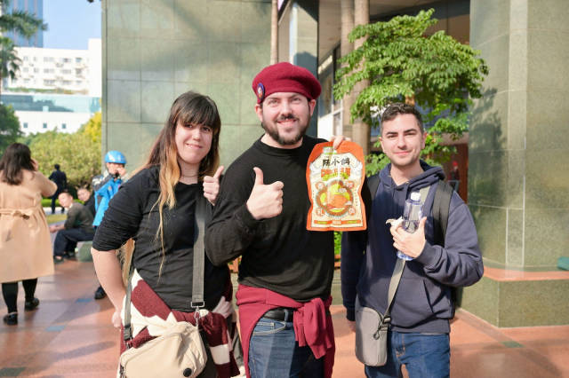 外国友人点赞兴宁肉鸽