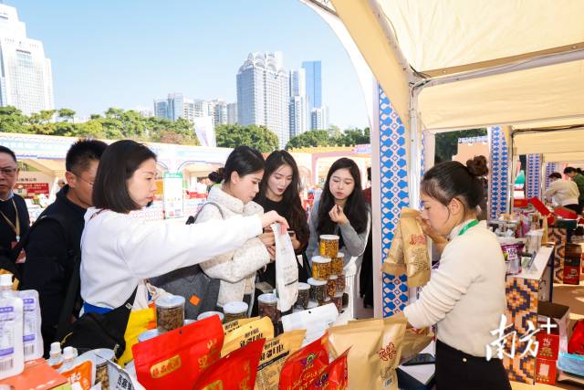 現(xiàn)場熱鬧非凡,，大批消費(fèi)者挑選心儀疆品。