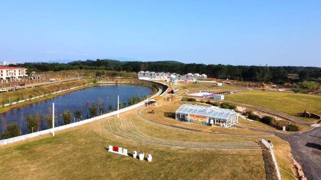 广东乡村歌手大赛将舞台设在美丽乡村。 