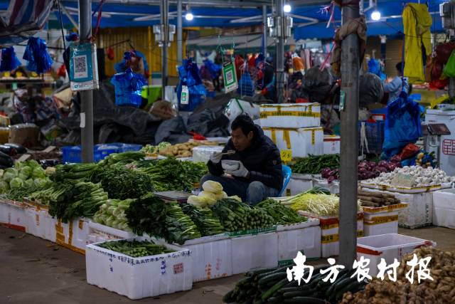 天光墟凌晨2点开市一直到晚上。图为蔬菜批发商吃早餐。
