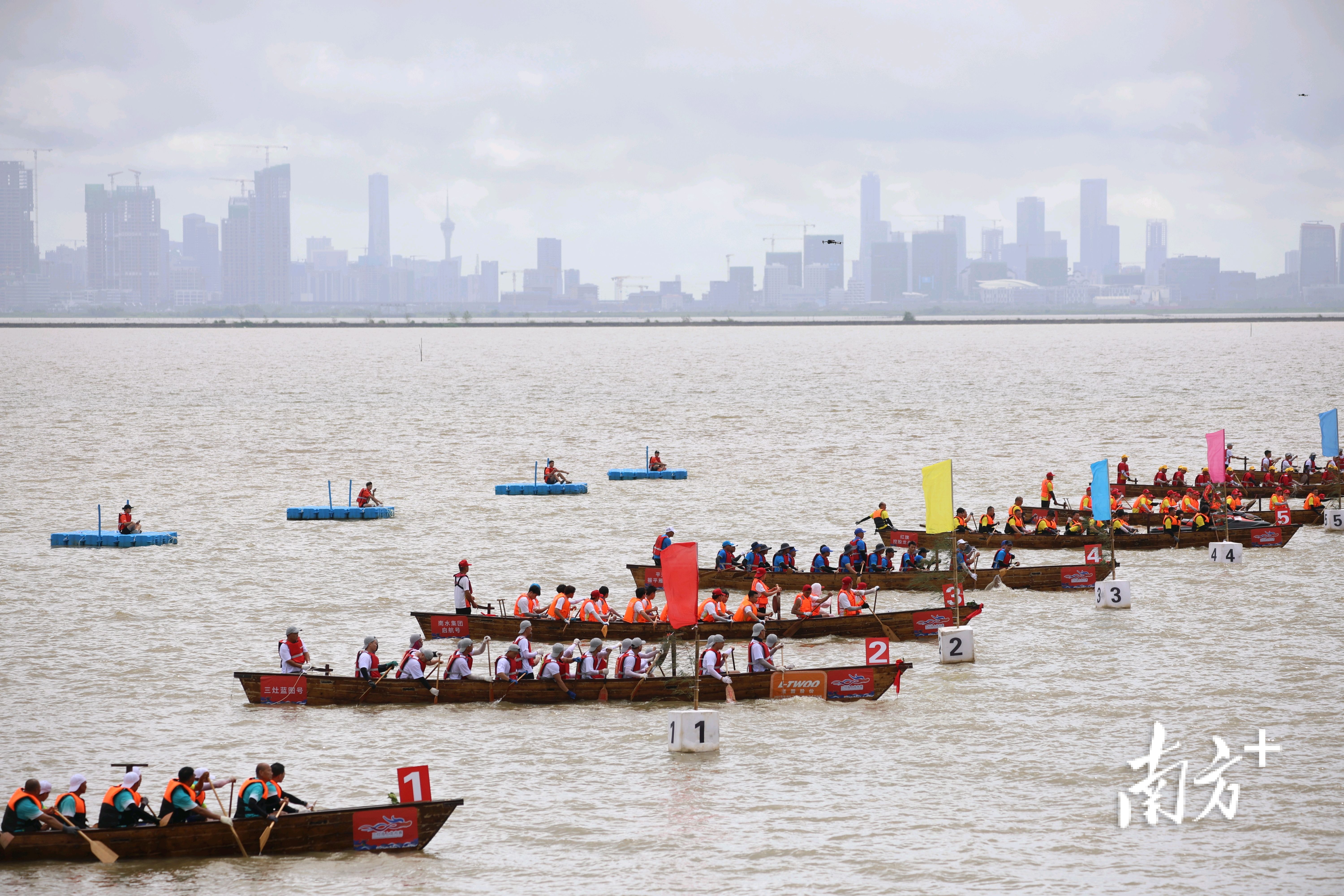海上龙舟赛。 海上龙舟赛。