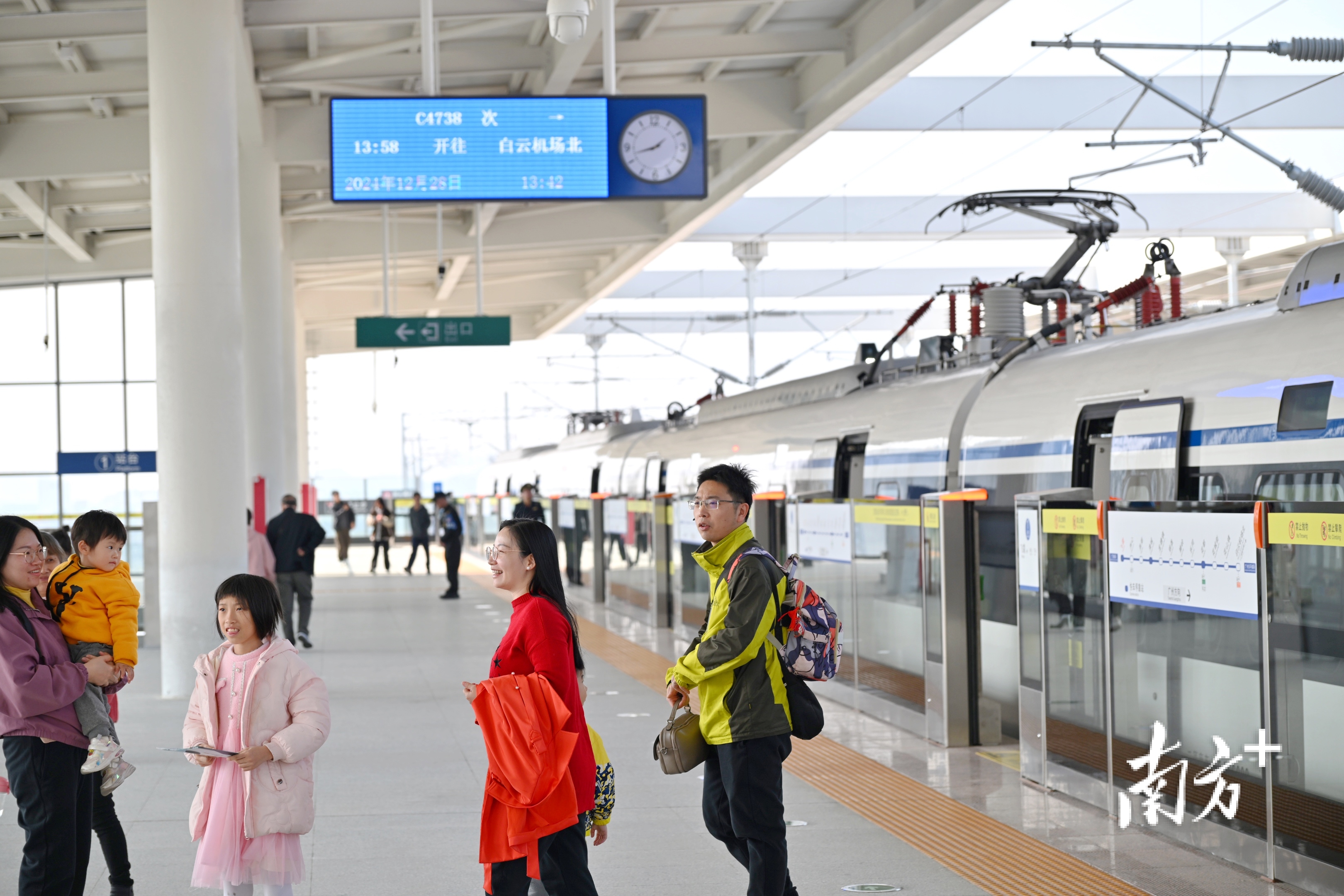 广清城际北延线正式开通运营当天，抵达飞霞站的旅客微笑着走出列车。南方+记者 曾亮超 摄