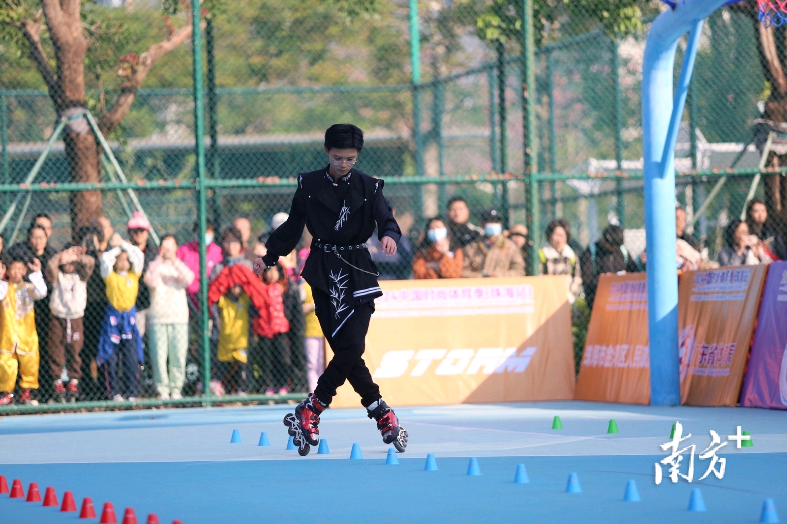 自由式轮滑。 自由式轮滑。