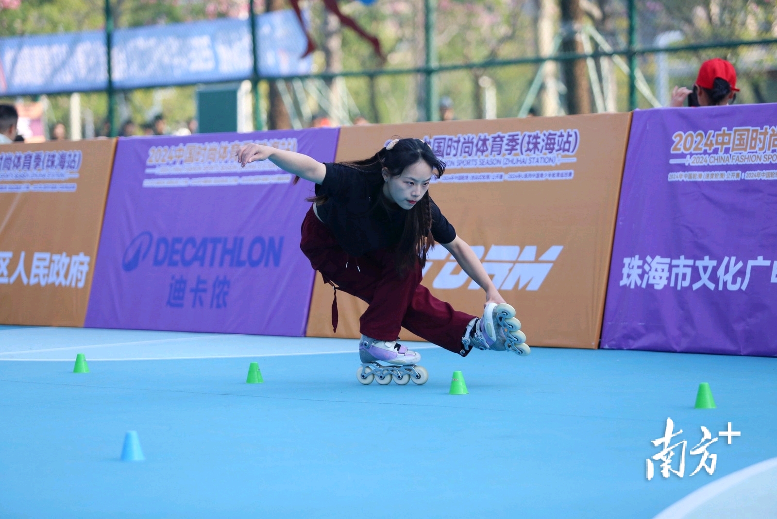 自由式轮滑。 自由式轮滑。