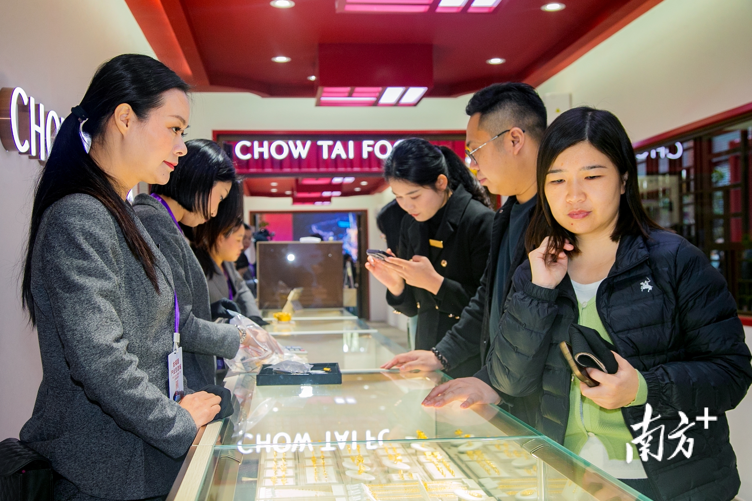 市民“淘”金。