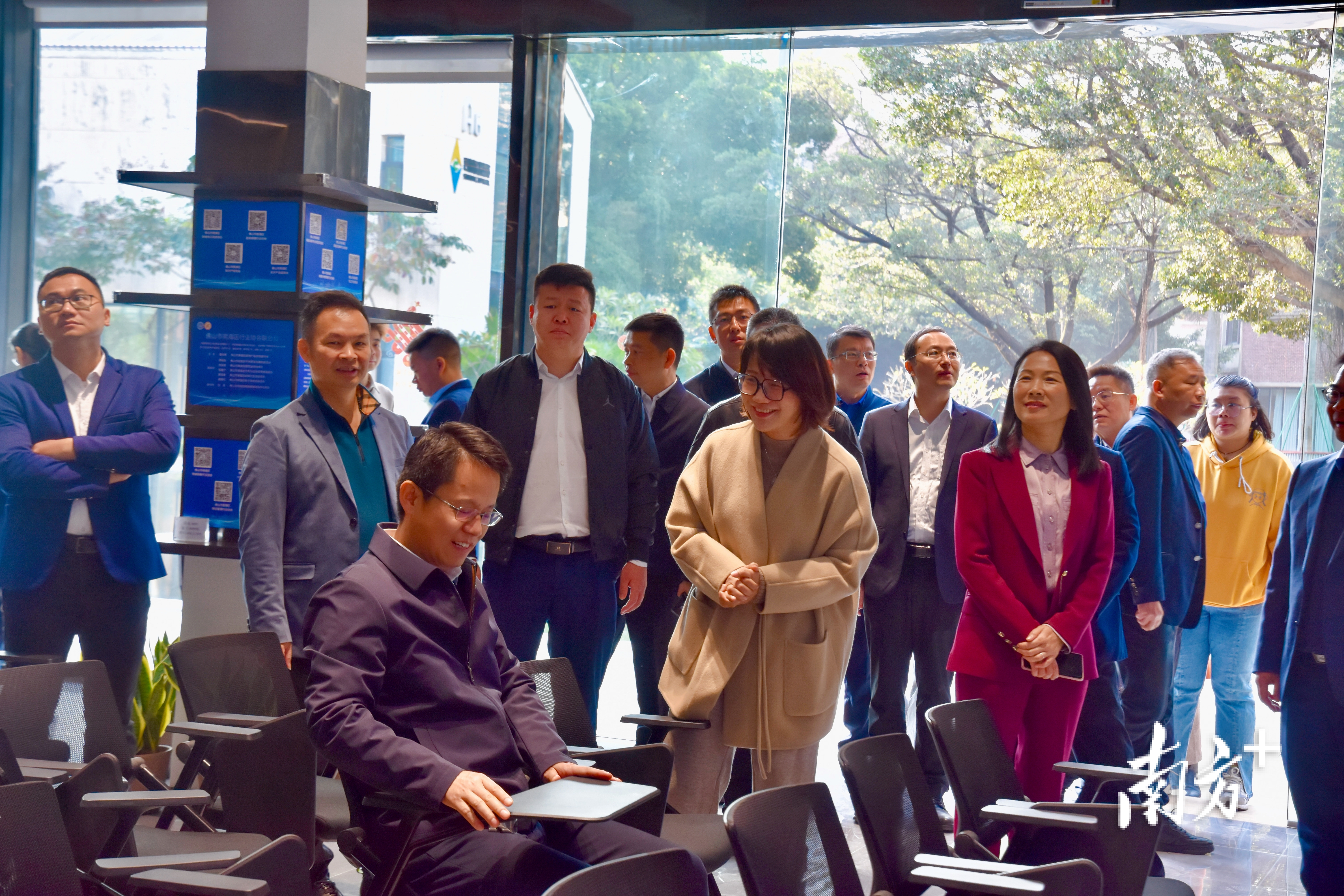 调研环节,参会人员参观体验“企业贵宾室”设施。通讯员供图 调研环节,参会人员参观体验“企业贵宾室”设施。通讯员供图