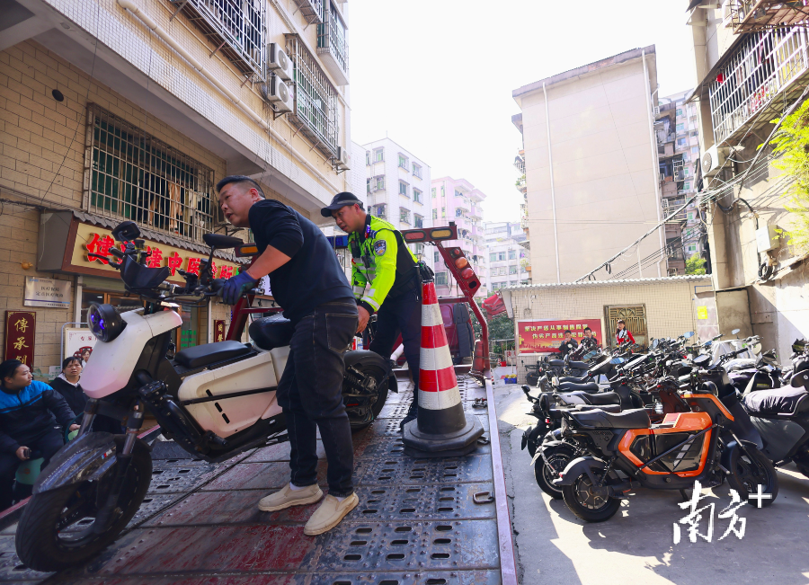 一辆最高时速改到106km的电动自行车被推上拖车带走扣查。 南方+ 梁钜聪 拍摄 一辆最高时速改到106km的电动自行车被推上拖车带走扣查。 南方+ 梁钜聪 拍摄