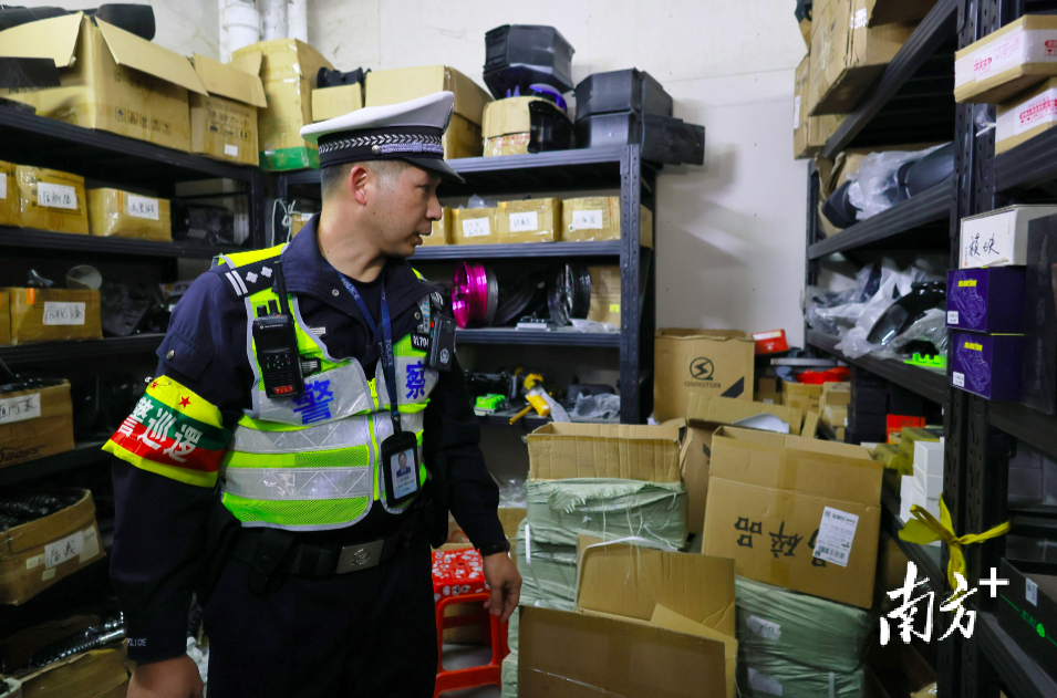 交警部门检查店内摆放的超规零件。 南方+ 梁钜聪 拍摄 交警部门检查店内摆放的超规零件。 南方+ 梁钜聪 拍摄