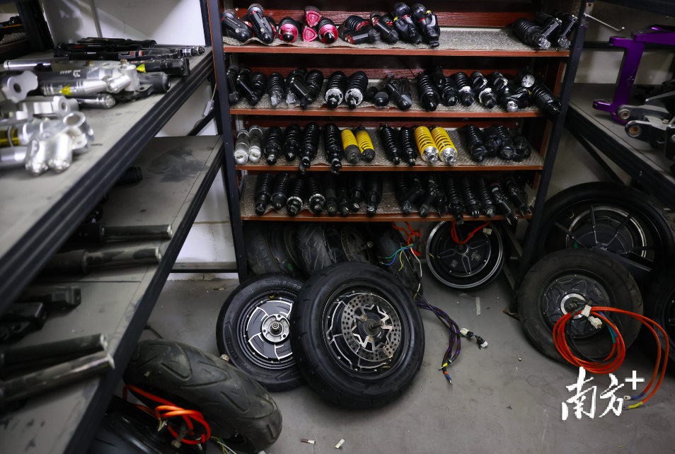 店铺内堆放了大量超规轮胎。 南方+ 梁钜聪 拍摄 店铺内堆放了大量超规轮胎。 南方+ 梁钜聪 拍摄