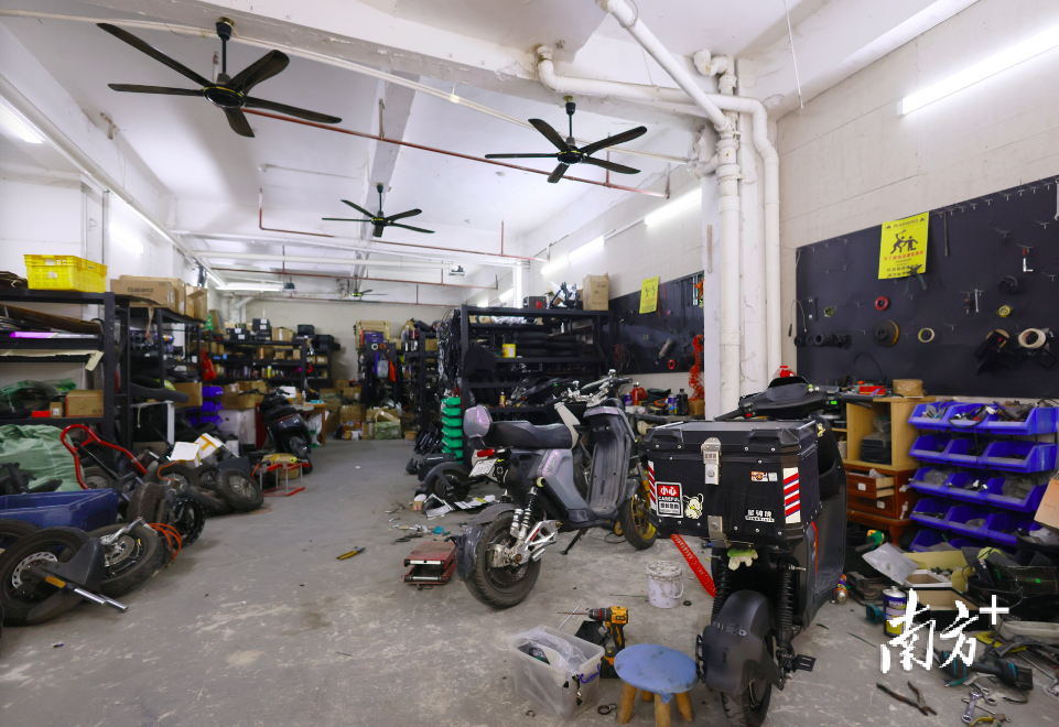 该改装点位于白云区,店铺内堆满了改装零件。 南方+ 梁钜聪 拍摄 该改装点位于白云区,店铺内堆满了改装零件。 南方+ 梁钜聪 拍摄