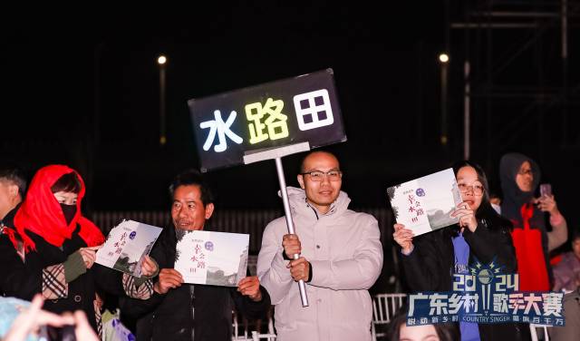 清遠(yuǎn)老鄉(xiāng)來(lái)到廣州為肖龍章現(xiàn)場(chǎng)打call,。