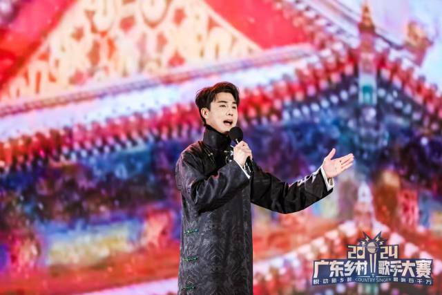 陳嘉明一曲《江山無(wú)限》將傳統(tǒng)的戲曲唱腔與現(xiàn)代流行演唱巧妙結(jié)合。
