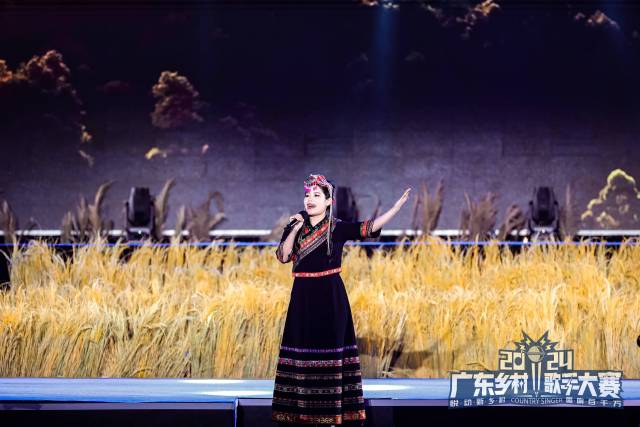馮靈欣身著畬族服飾演唱《畬寨茶歌》，將觀眾帶進(jìn)畬族百姓生活日常,。。