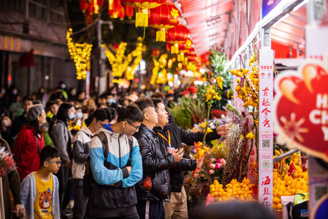 行过花街才过年。粤美迎新邀请行花街，村晚春封查收是广府地区春节前夕的一项重要传统民俗活动。谭家富 摄