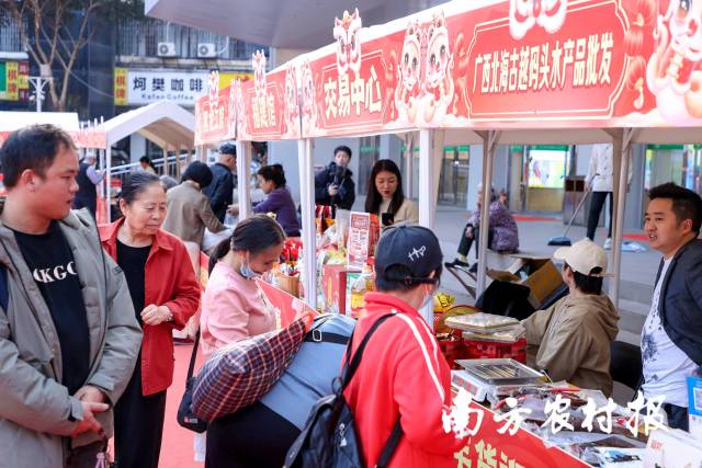 宣告会现场摊位人气旺。