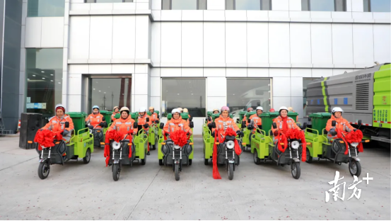 多辆崭新的垃圾处理设备和小型新能源小三轮车。努尔艾力江 摄