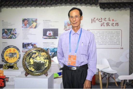 揭阳市庸叟公祠设计师、广东省非物质文化遗产项目彩画代表性传承人黄瑞林 揭阳市庸叟公祠设计师、广东省非物质文化遗产项目彩画代表性传承人黄瑞林