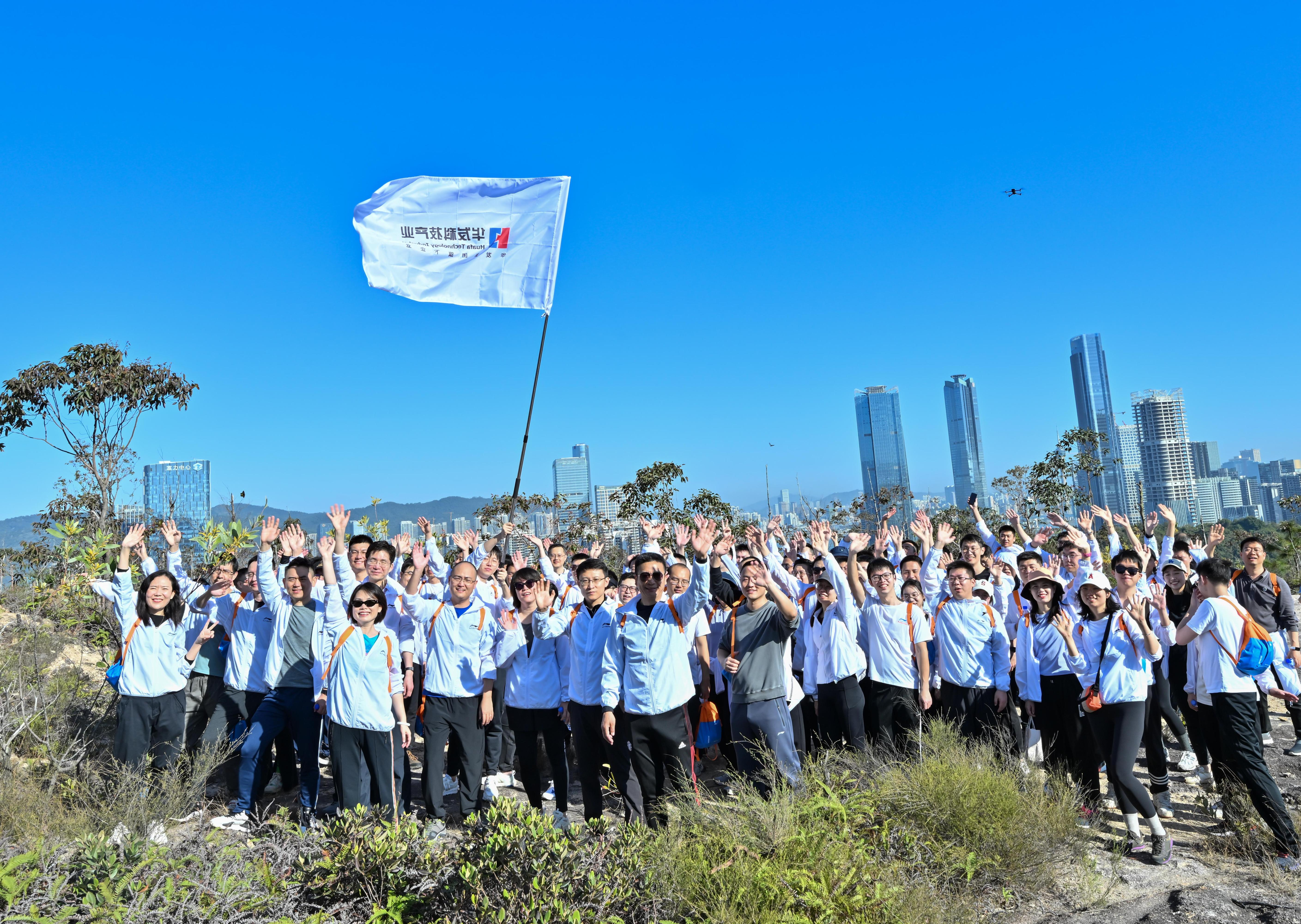 华发科技产业集团员工攀登小横琴山
