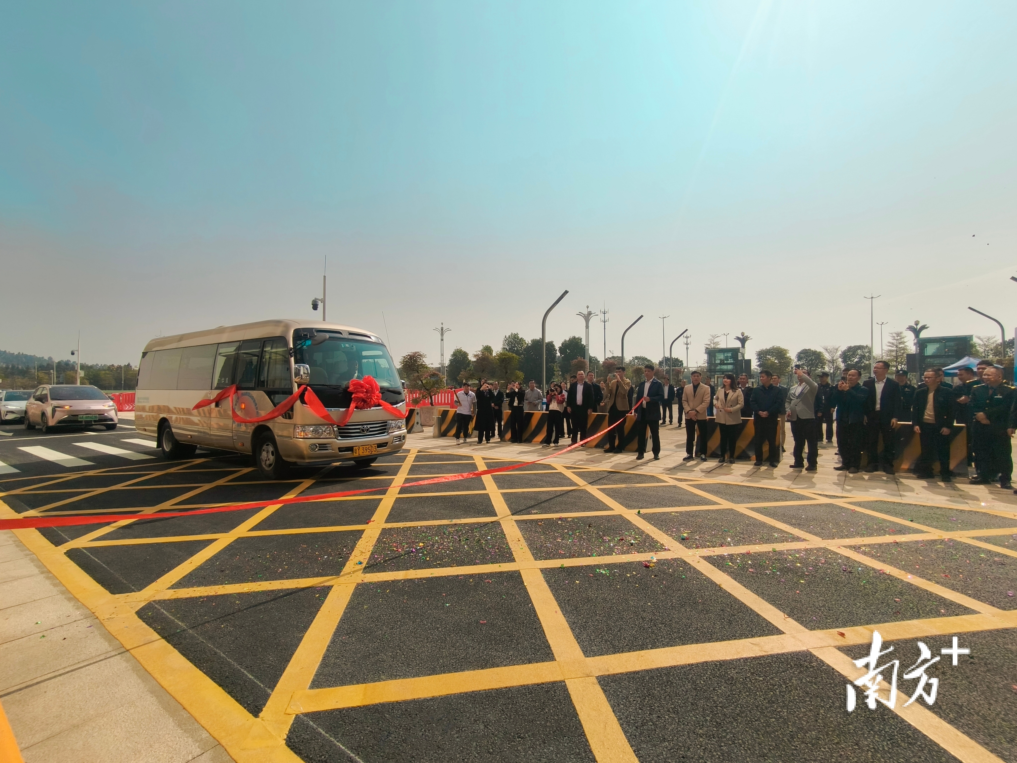 南进站口处的T7快速落客区开通投用。 黄艳姿 摄 南进站口处的T7快速落客区开通投用。 黄艳姿 摄