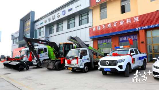 多辆崭新的垃圾处理设备和小型新能源小三轮车。努尔艾力江 摄