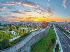 发布周·年度评论｜肇庆：山的城市，以何向海