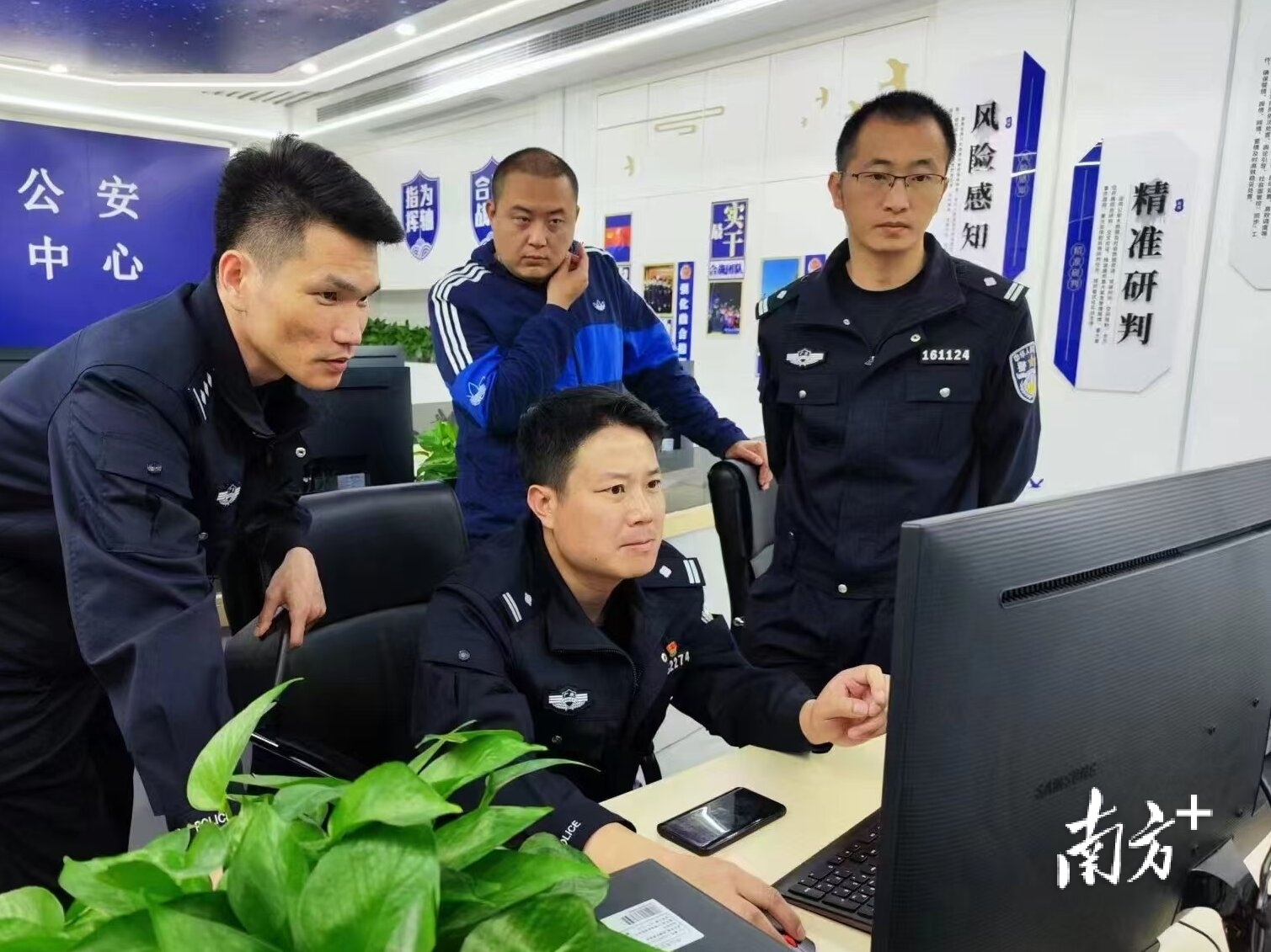 中山民警郑林昭（前排中）在进行案情研判分析。