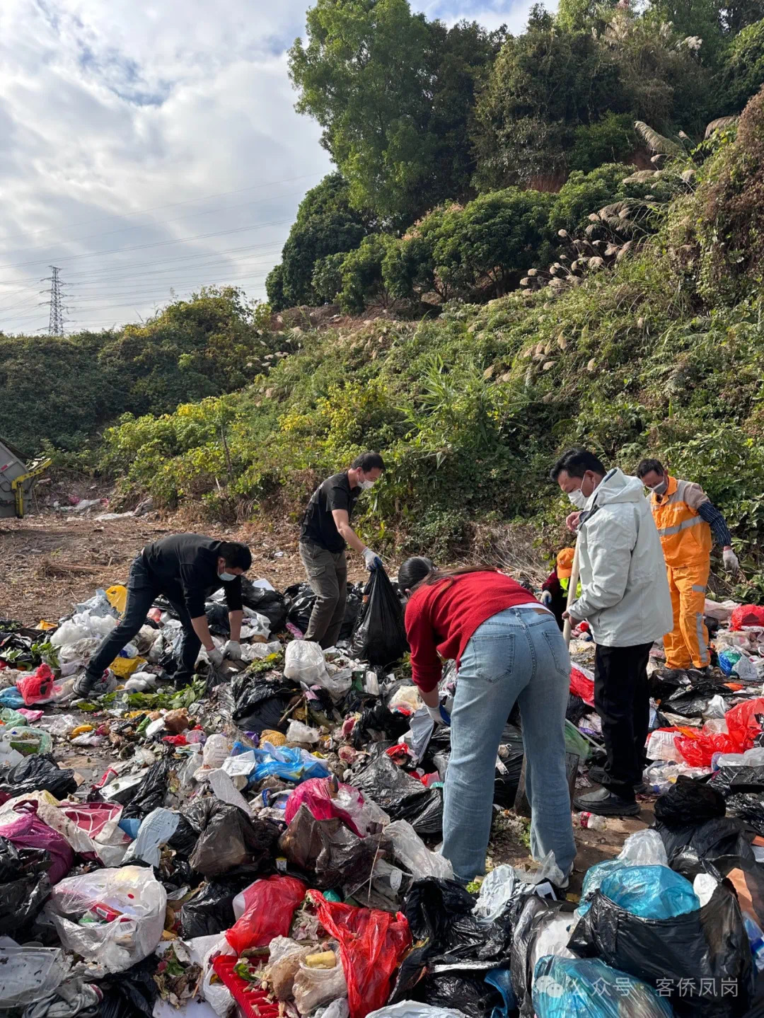 点赞！东莞凤岗环卫工在垃圾堆翻找两个多小时，寻回失物