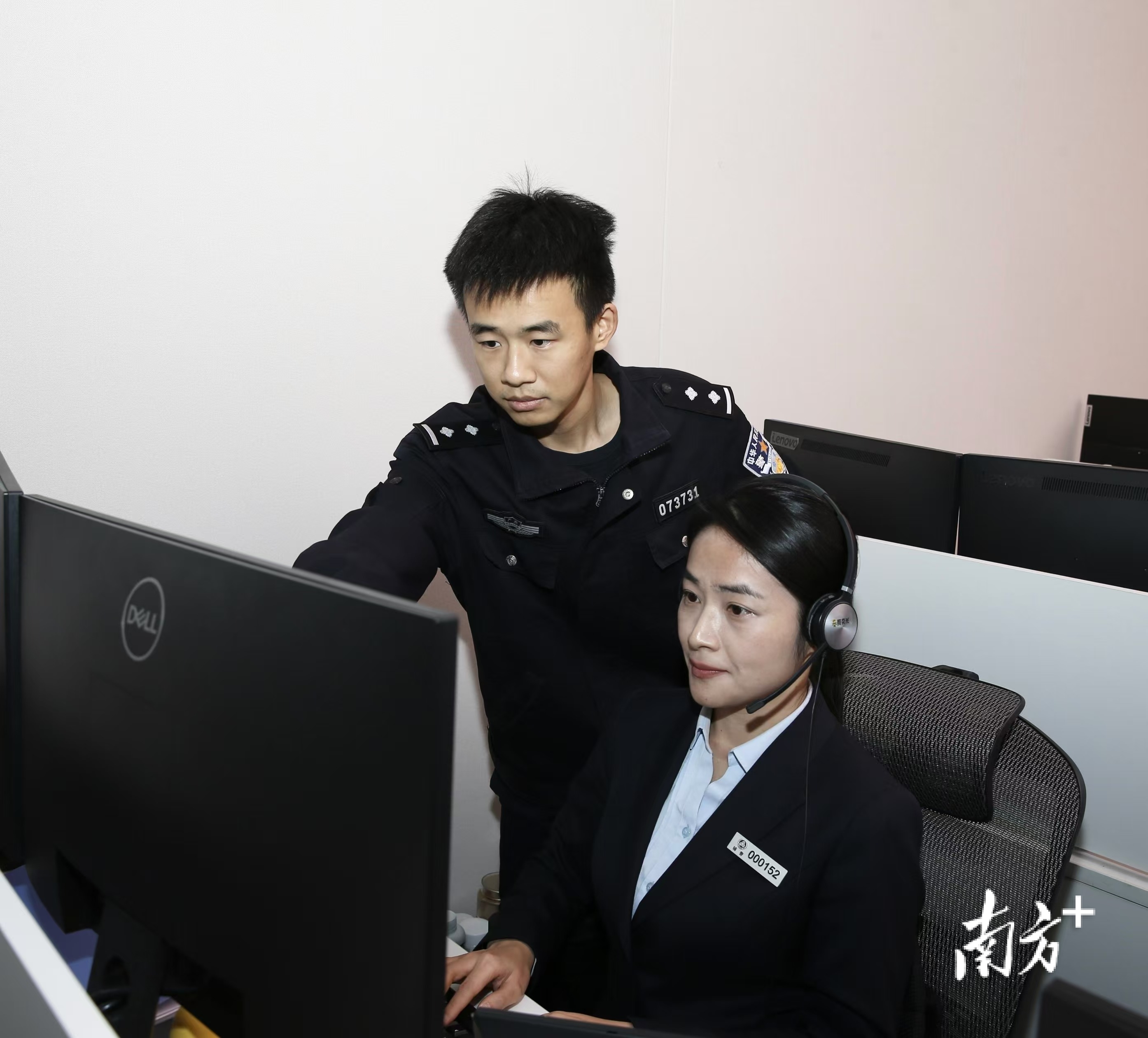 深圳110接警中心和随时在线的接警员们。