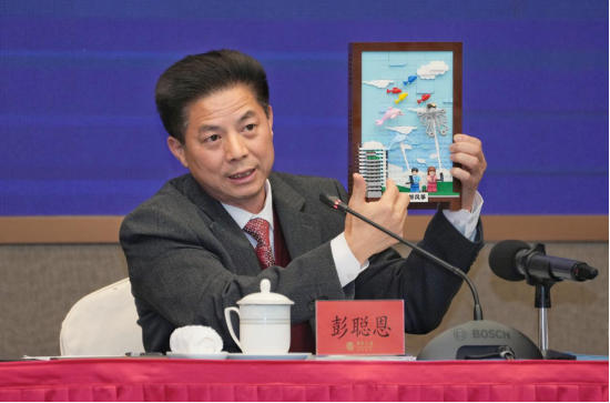 汕头市人民政府副市长彭聪恩展示潮汕积木。&nbsp;