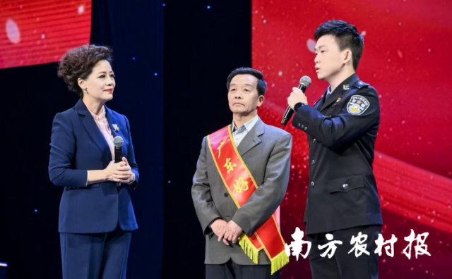 孝老爱亲“广东好人”黄善古及儿子黄越上台接受采访。 孝老爱亲“广东好人”黄善古及儿子黄越上台接受采访。