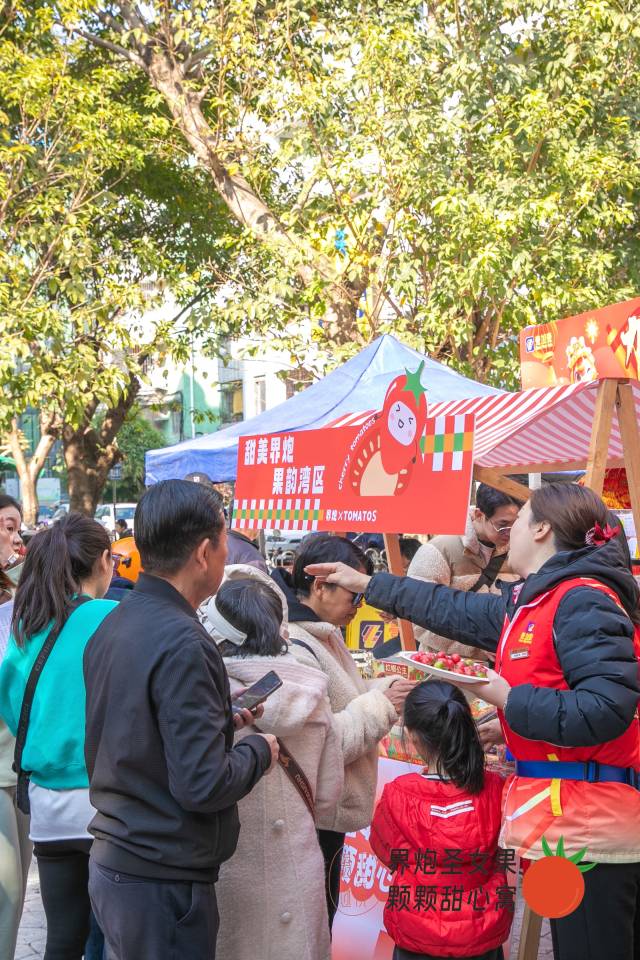 界炮圣女果品鉴区人头攒动，岭南好果交口称赞。
