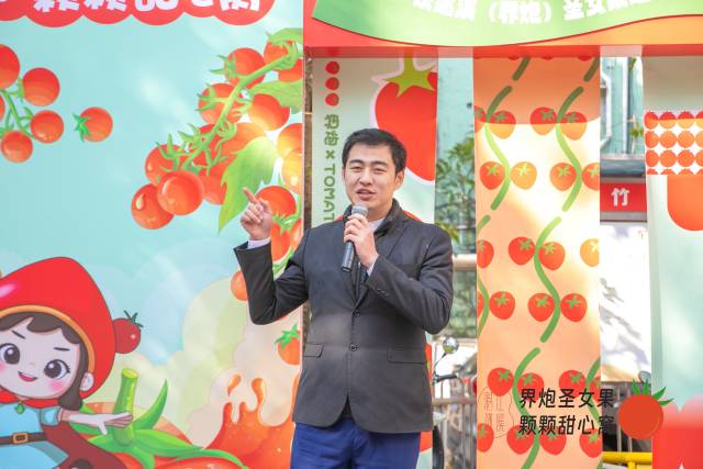 界炮圣女果推介官由浩杞现场推介圣女果。