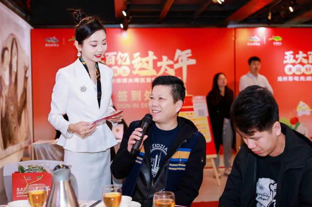 嘉宾们争相品尝大师烹制的三款连州菜心菜式,分享感受。 嘉宾们争相品尝大师烹制的三款连州菜心菜式,分享感受。