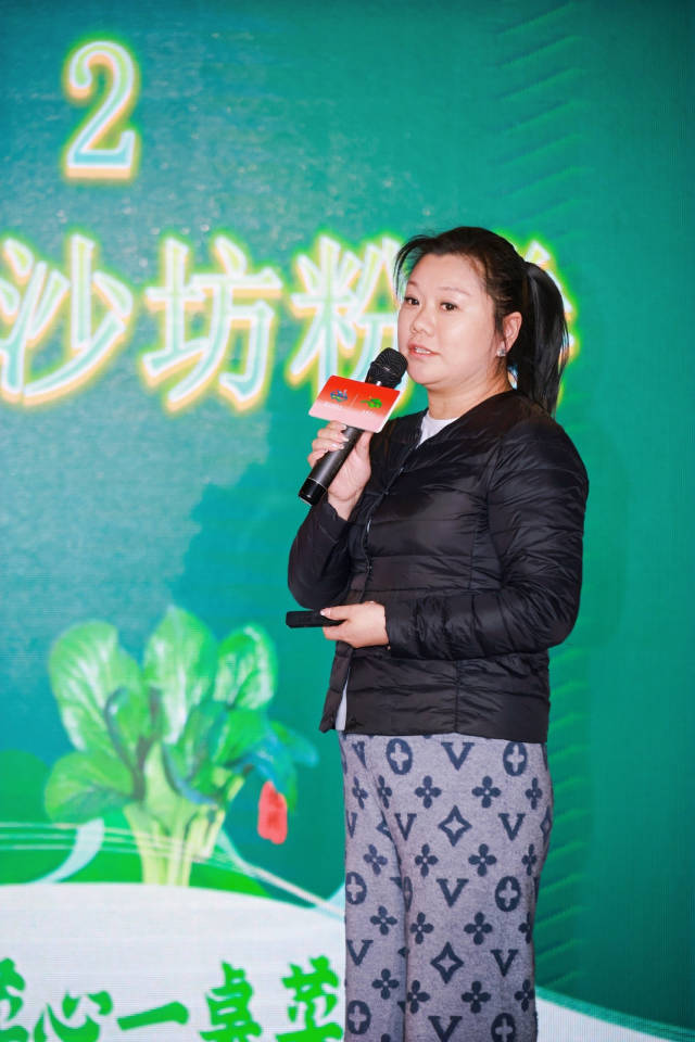 广东真欣农业有限公司总经理李欣推介连州菜心一桌菜。 广东真欣农业有限公司总经理李欣推介连州菜心一桌菜。